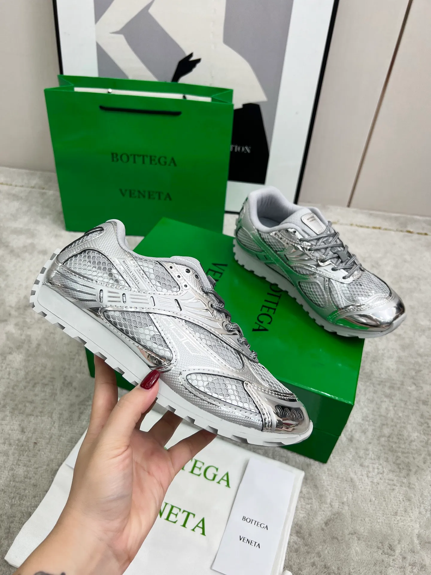 P540. Top version (couples model) Bottega Veneta Bottega Veneta 23ss autumn and winter show BV Orbit sneakers Wang Yibo's same style couples casual shoes dad shoes! Runner sneakers! Original purchase and development!  Made of original lightweight technical mesh fabric, the same as the original version! The process is complicated!  Paired with a rubber outsole designed with a geometric pattern, the high version of the Wang Zha series is actually much taller, but the legs still look slim. Very nice. Durable and playable, standard and version-matching shoe package technology, look for high-end versions. The original outsole is exclusively molded, and the color-blocked TPU outsole is used. The material and weight are the same as the original!  Size: #Female 35-41 (40 and 41 customized sizes are non-refundable) Male 39-45 (45 size customized are non-returnable and exchangeable)